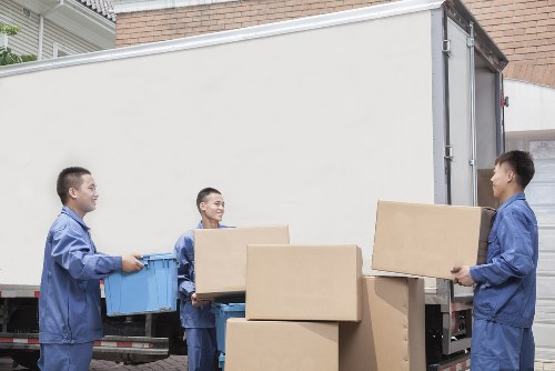 General moving and delivery service with secure load in transit